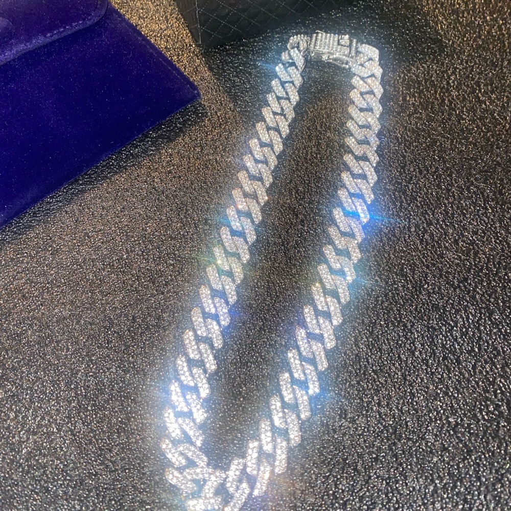 CUBAN QUAVO ICED PAVE 16”
WHITE GOLD GP NECK-CHAIN GIFT BOX NEW!!